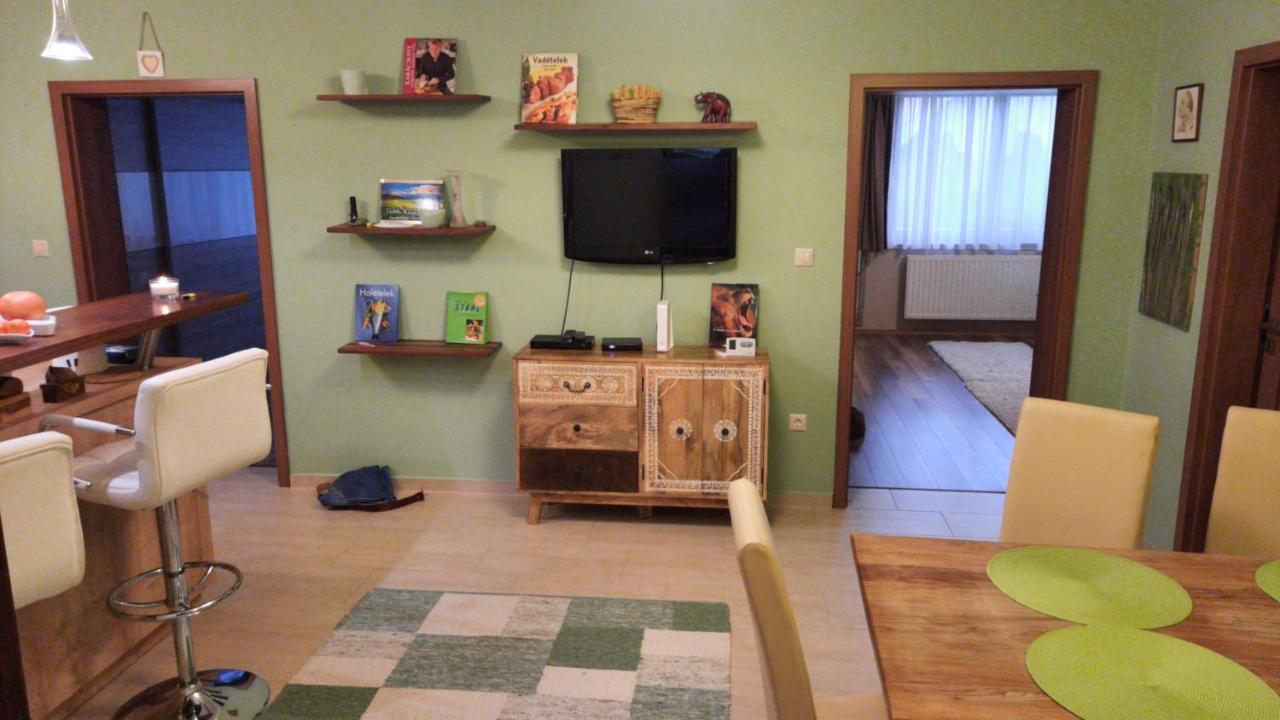 Aranypatak Apartmanhaz โซมบ็อตเฮย์ ภายนอก รูปภาพ