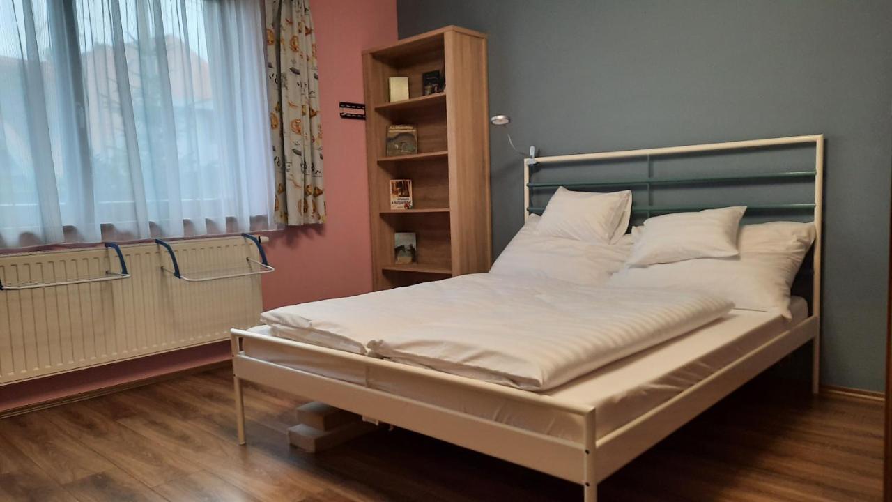 Aranypatak Apartmanhaz โซมบ็อตเฮย์ ภายนอก รูปภาพ