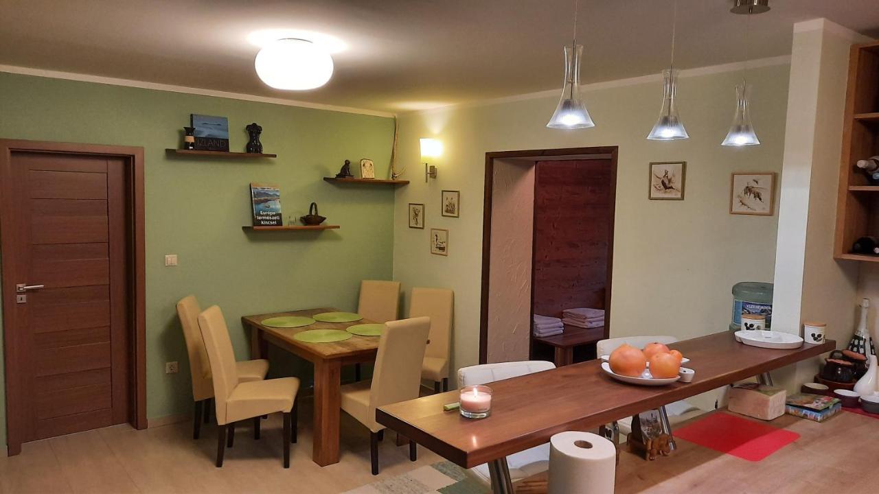 Aranypatak Apartmanhaz โซมบ็อตเฮย์ ภายนอก รูปภาพ