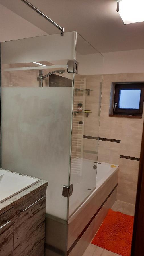 Aranypatak Apartmanhaz โซมบ็อตเฮย์ ภายนอก รูปภาพ