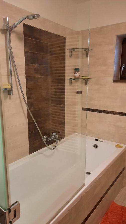 Aranypatak Apartmanhaz โซมบ็อตเฮย์ ภายนอก รูปภาพ